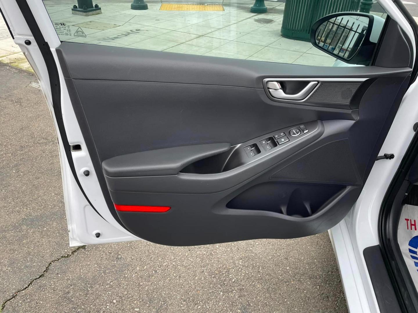 2020 WHITE /GRAY Hyundai Ioniq Plug-In Hybrid SE (KMHC65LD2LU) with an 1.6L L4 DOHC 16V HYBRID engine, 6A transmission, located at 744 E Miner Ave, Stockton, CA, 95202, (209) 944-5770, 37.956863, -121.282082 - Photo#5